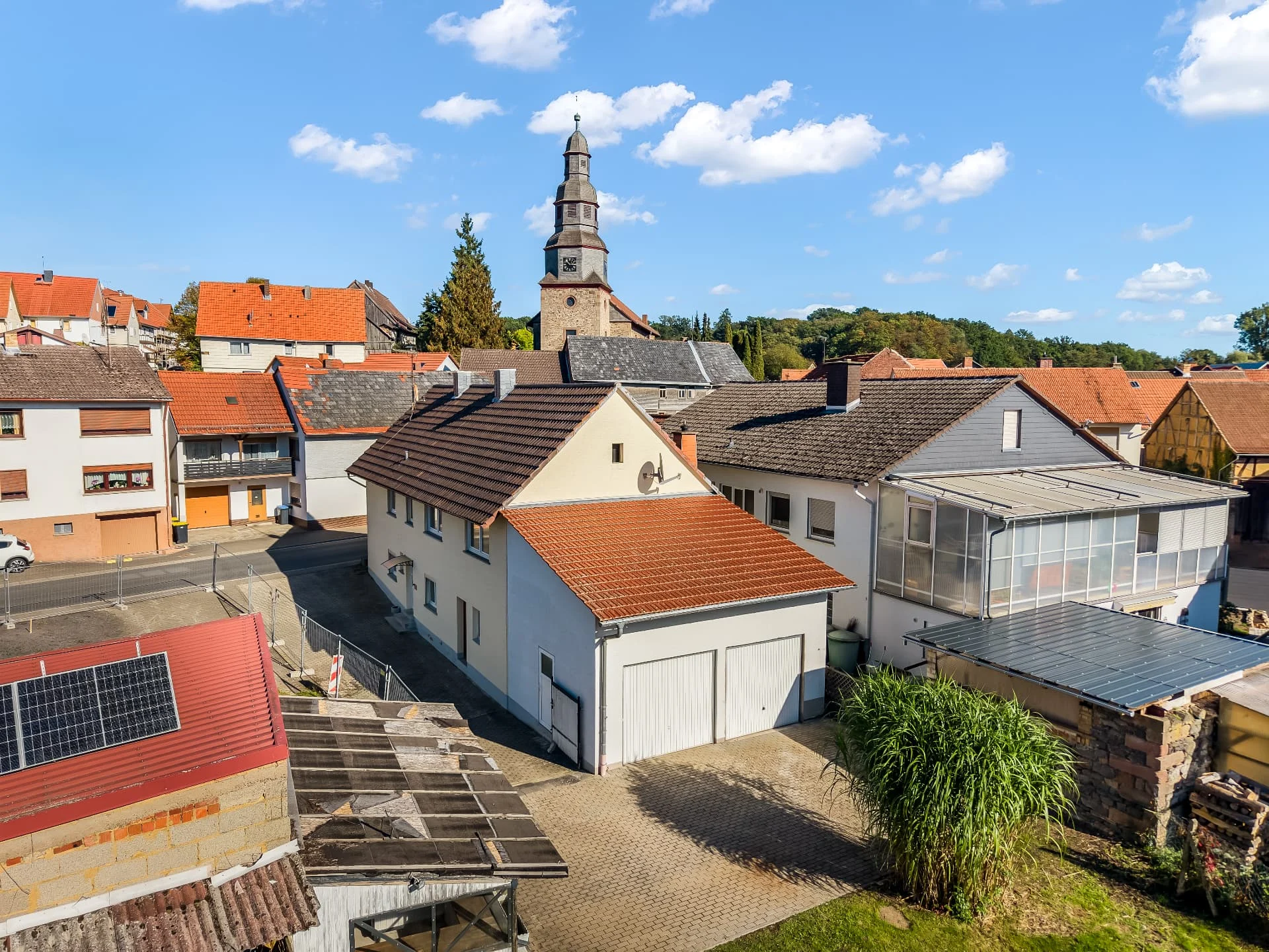 Drohnenperspektive auf ein Gebäude und seine Umgebung