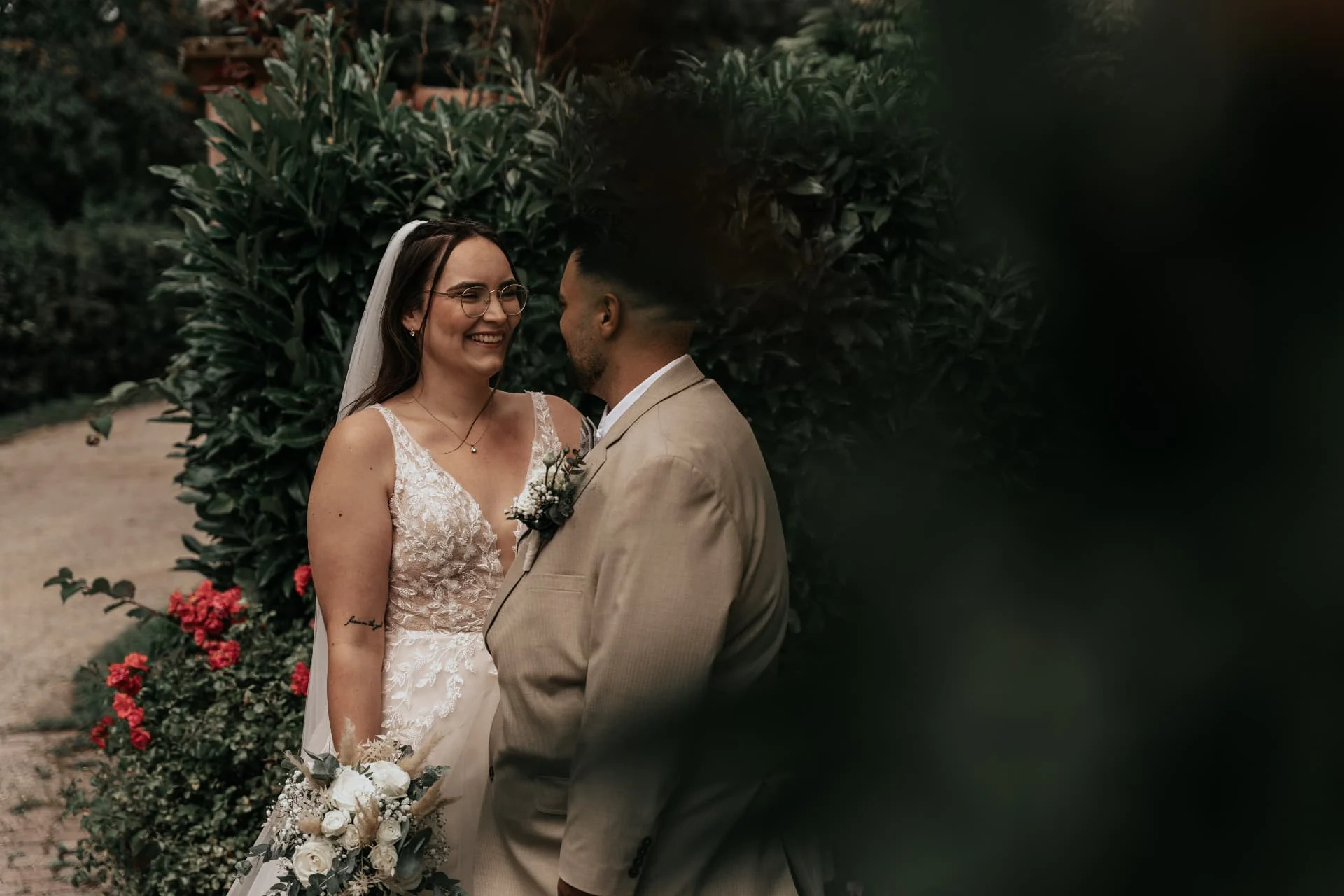 Hochzeitsporträt im Grünen